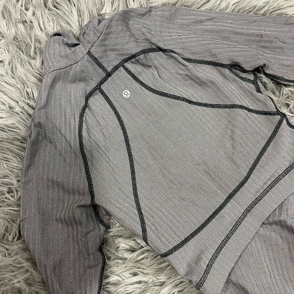 LULULEMON DEFINE JACKET (Peplum). Size 4 - Picture 3 of 3
